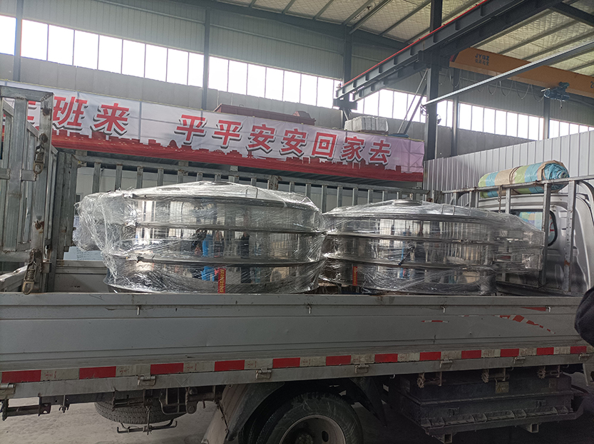 2臺(tái)1500型超聲波旋振篩專車發(fā)貨