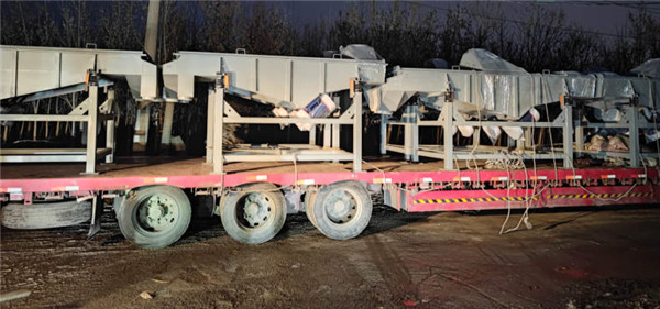 10臺直線篩發(fā)貨，優(yōu)化工藝結構，改進進出料口和防塵口