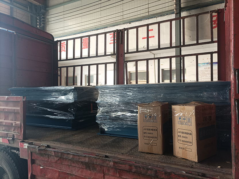 兩臺振動平臺發(fā)貨