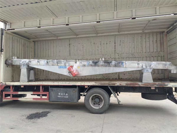 7.5米振動(dòng)輸送振動(dòng)給料機(jī) 裝車(chē)發(fā)貨