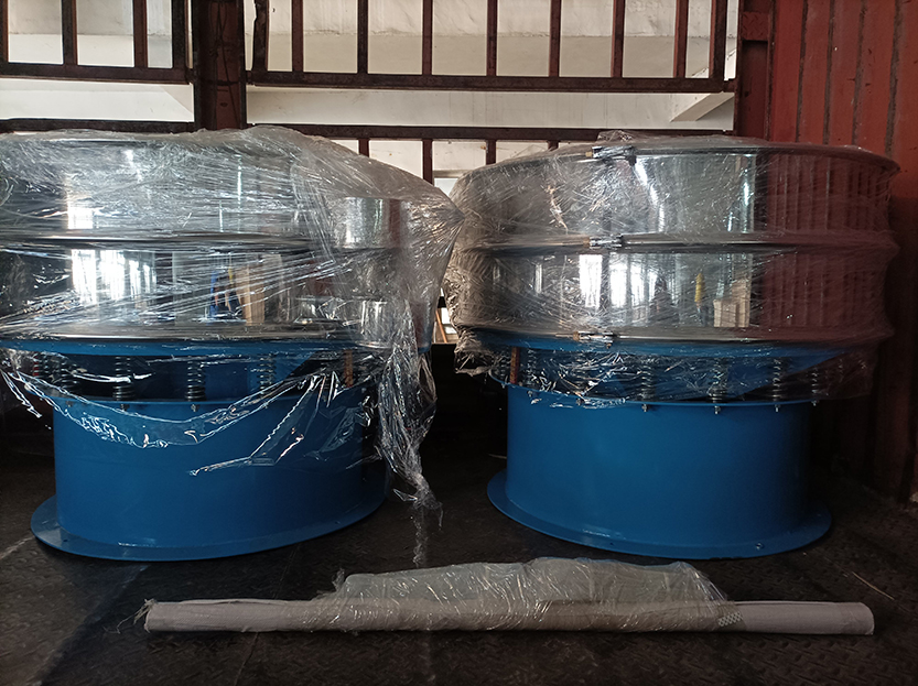 客戶定制兩臺一米二旋振篩發(fā)貨