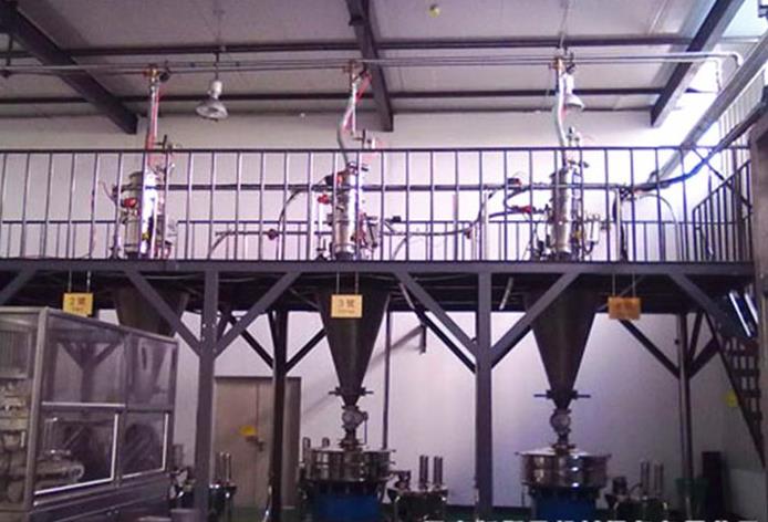 真空上料機(jī)配套旋振篩使用設(shè)備現(xiàn)場(chǎng)